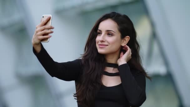 Retrato femenino usando videollamada en la calle. Mujer de negocios sexy usando teléfono inteligente — Vídeos de Stock