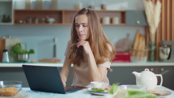 Empresaria usando laptop en la oficina del hogar. Mujer trabajando en el portátil en el lugar de trabajo — Vídeo de stock