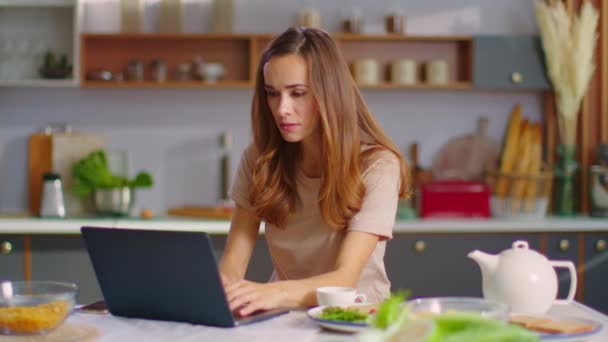 Mujer de negocios escribiendo en el portátil en el lugar de trabajo remoto. Mujer trabajando en el ordenador portátil — Vídeos de Stock