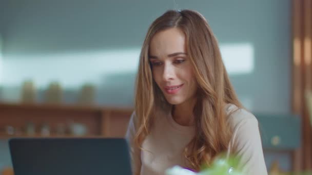 Aufgeregte Geschäftsfrau erhält gute Nachrichten am Laptop. Frau gestikuliert mit den Händen — Stockvideo