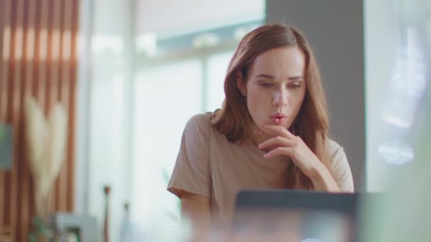 Leende affärskvinna som skriver på laptop på kontoret. Flicka chattar på bärbar dator — Stockvideo