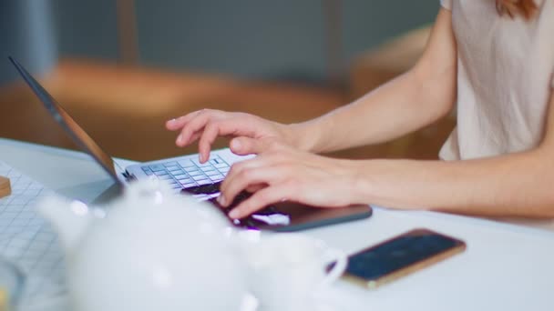 Üzletasszony gépel laptopon az otthoni irodában. Lány csevegés laptop otthon — Stock videók