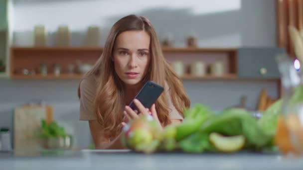 Blogger de comida tirando foto no telefone celular de verduras na cozinha — Vídeo de Stock