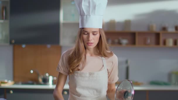 Chef cocinando sopa en la estufa. Mujer preparando la cena en casa — Vídeo de stock
