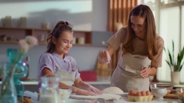 Mirl e mãe preparando a massa de farinha de biscoitos na cozinha — Vídeo de Stock