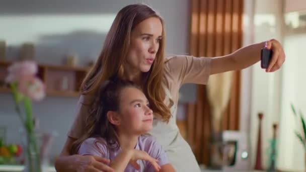 Привлекательная женщина делает селфи с девушкой на смартфоне дома — стоковое видео