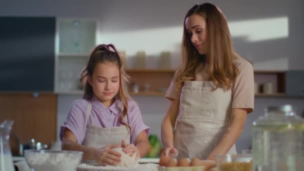 Filha e mãe preparando massa de farinha para biscoitos em conjunto na cozinha — Vídeo de Stock