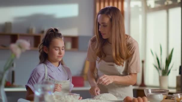 Madre untando la nariz hija en harina en la cocina en cámara lenta — Vídeos de Stock