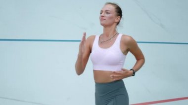 Engelli kadın pistte koşuyor. Sporcu kadın dışarıda kardiyo çalışması yapıyor.