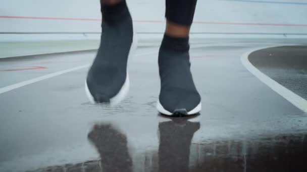 Jogger in sportschoenen loopt ter plaatse. Man benen lopen op racebaan — Stockvideo