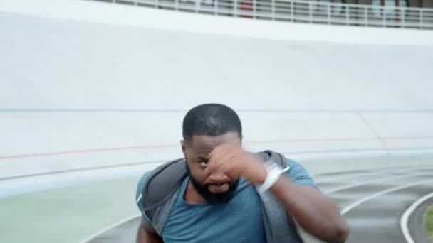 Lutador a treinar boxe no estádio. Cara aquecendo as mãos antes do treinamento — Vídeo de Stock