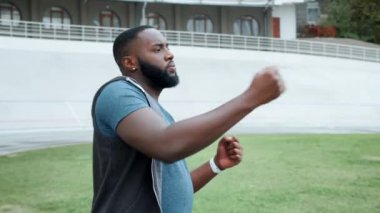 Erkek koşucu antrenmana hazırlanıyor. Spor stadyumunda egzersiz yapan adam.