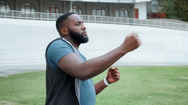 Corredor masculino se preparando para o treino na pista. Homem se exercitando no estádio de esportes — Vídeo de Stock