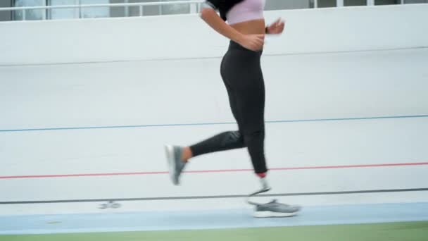 Una jogger handicappata che corre in pista. Fitness ragazza formazione all'aperto — Video Stock