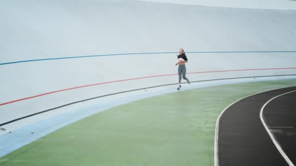 Atleta handicappato che fa jogging su pista moderna. Adatta formazione donna all'aperto — Video Stock