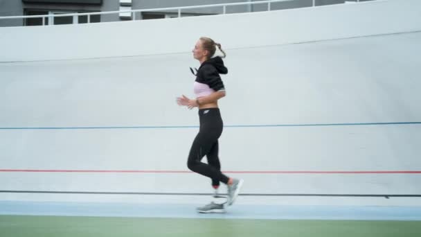 Jogger with artificial limb training on running surface. Athlete training cardio — Stock Video