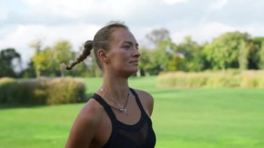 Engelli kadın parkta koşuyor. Yeşil Park 'ta spor giyim eğitiminde formda bir kız.