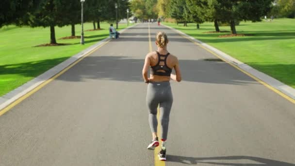 Behinderte beim Lauftraining im Park. Sportler trainieren auf Asphalt — Stockvideo