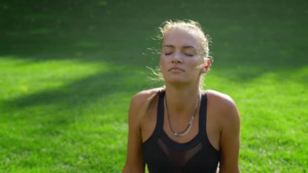 Kvinna med protesben gör yoga i parken. Flicka stretching kropp utomhus — Stockvideo