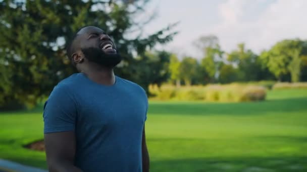 Fatigué athlète jogging dans le parc.Sportif se sentant mal pendant le marathon de course en plein air — Video