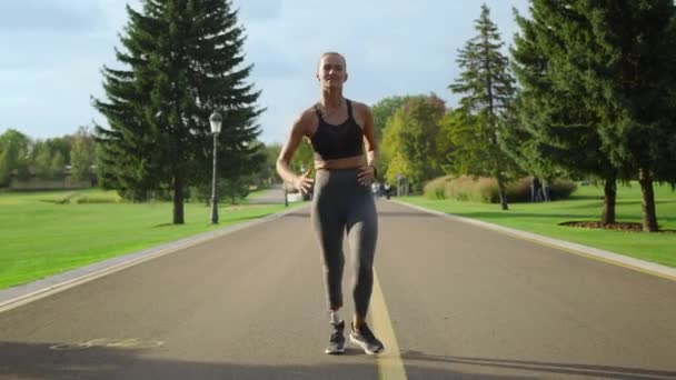 Run disabled. Пробежка в парке. Бегунья в парке. Кардио на природе. Спортсменка в парке полно.