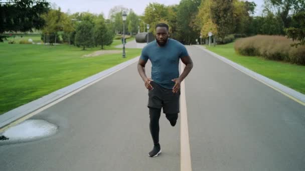 Yog homem correndo na estrada. Afro desportista formação no parque sozinho — Vídeo de Stock