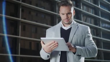 Şehirde dijital tablet üzerinde çalışan bir iş adamı. Dışarda dokunmatik ped kullanan yönetici
