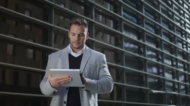 Zakenman werkt aan digitale tablet op straat. Werknemer met touchpad buiten — Stockvideo