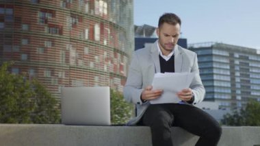 Evraklarla çalışan bir iş adamı. İşçi akıllı telefondan belgelerin fotoğrafını çekiyor