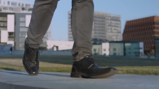 Unrecognized businessman legs walking on street. Worker feet going on street — Stock Video