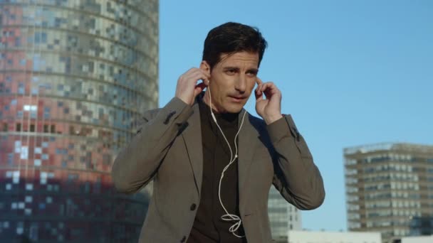 Empresario escuchando música en auriculares en la calle. Hombre manager bailando afuera — Vídeos de Stock