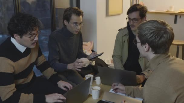 Affärsmän som tar en paus på caféet. Kollegor diskuterar planer på ett nytt projekt — Stockvideo