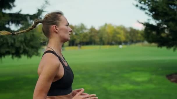 Soustředěná fit žena běží rychle v parku. Ženský běžecký trénink ráno — Stock video