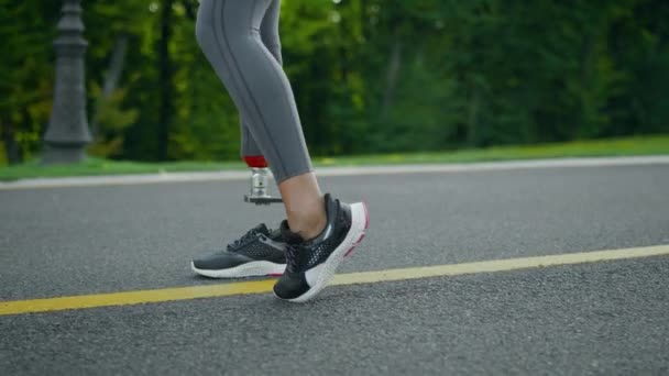 Femme handicapée réchauffant les jambes avant le jogging.Girl exercice sur la surface de course — Video