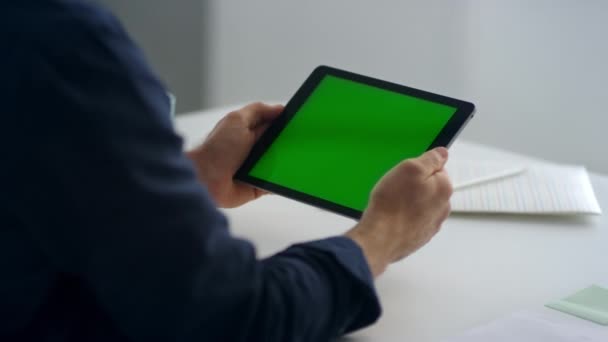 Man hands holding tablet with green screen. man reading letter on paddle cell. — ストック動画