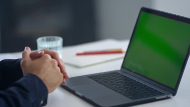 Uomo d'affari guardando computer portatile schermo verde. Uomo che ondeggia mano dopo video chiamata . — Video Stock