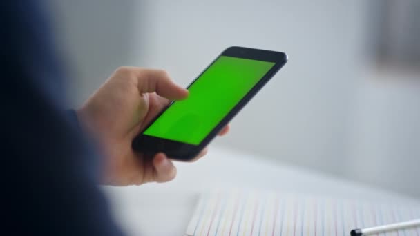 Closeup homem de negócios mãos digitando mensagem no telefone móvel em câmera lenta . — Vídeo de Stock