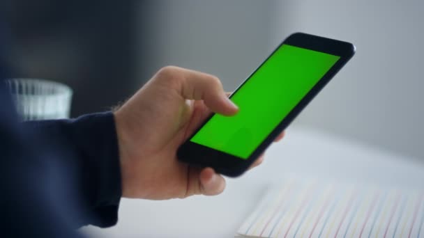 Mannelijke professionele sms 'en op groen scherm mobiel in slow motion — Stockvideo