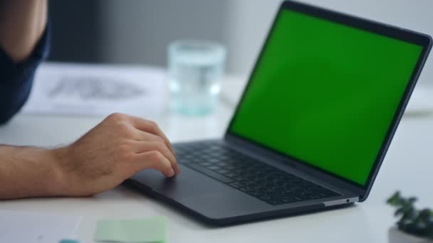 Man typing on laptop with green screen. Business man hands surfing internet. — Stock Video