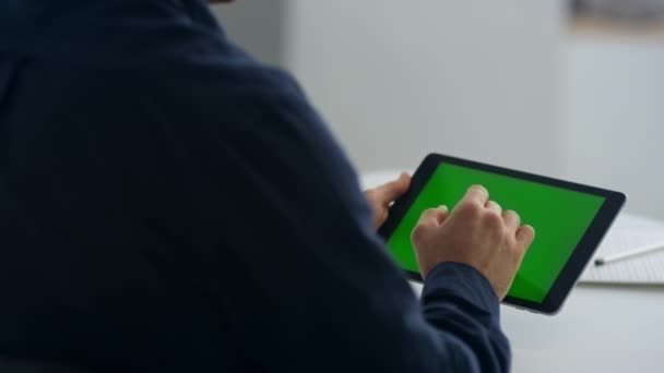 Close up businessman hands touching pad screen in slow motion. — Stock videók