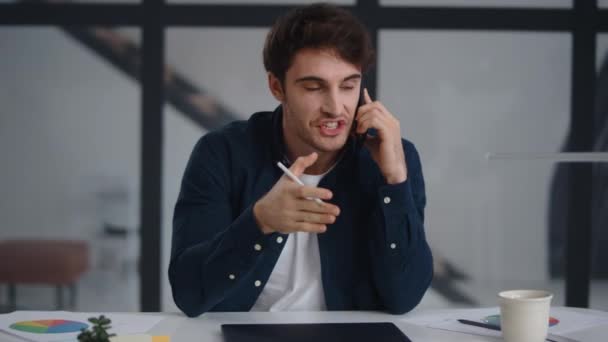 Un hombre de negocios enojado hablando por teléfono en la oficina. Hombre discutiendo en el teléfono inteligente — Vídeos de Stock