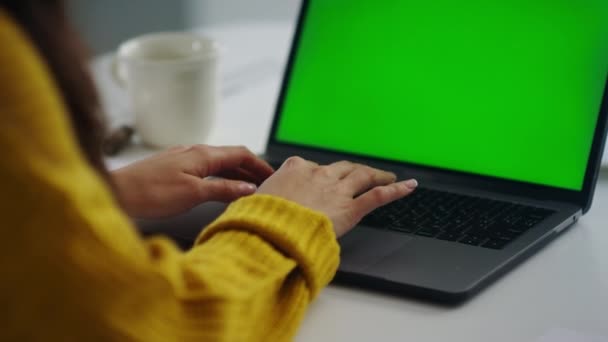 Fechar mãos mulher de negócios trabalhando no computador portátil com tela verde . — Vídeo de Stock