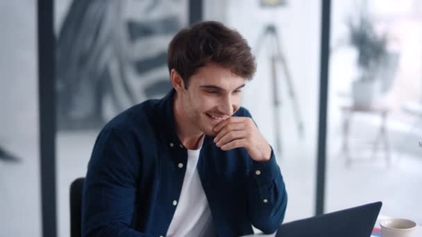 Businessman looking financial charts on notebook. Cheerful guy analyzing charts — Αρχείο Βίντεο