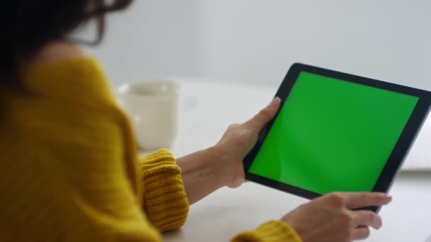 Primer plano freelancer femenina haciendo videollamada en la tableta de pantalla verde . — Vídeo de stock