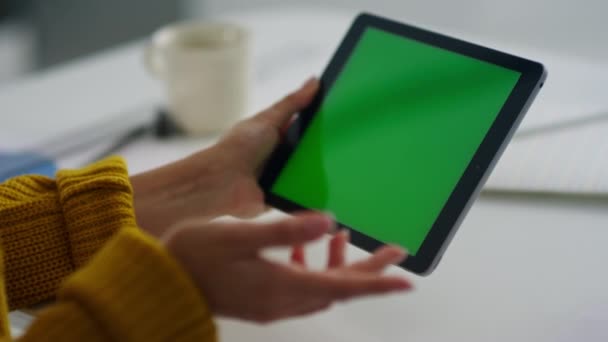Gros plan femme d'affaires faire appel vidéo sur tablette écran vert . — Video