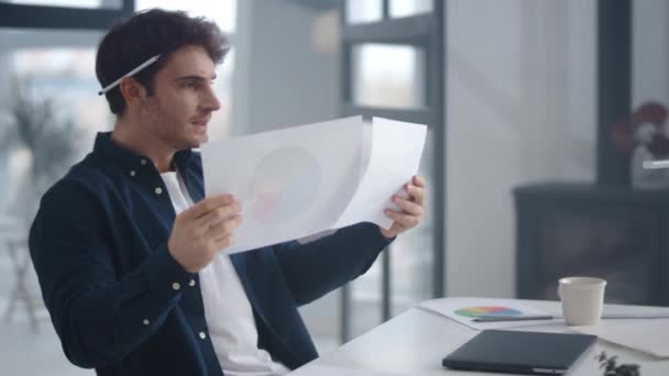 Closeup angry business man throwing documents away. Guy checking papers — Stock video