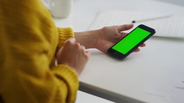 Primeros planos de la mujer manos navegando por Internet en el teléfono inteligente. Chica relajante con móvil — Vídeo de stock