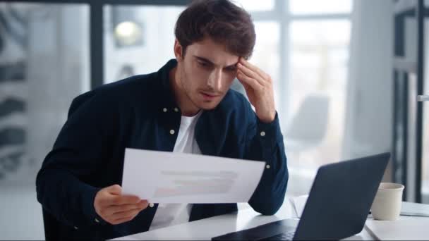 Focused business man reading documents. Serious guy checking data in papers — ストック動画