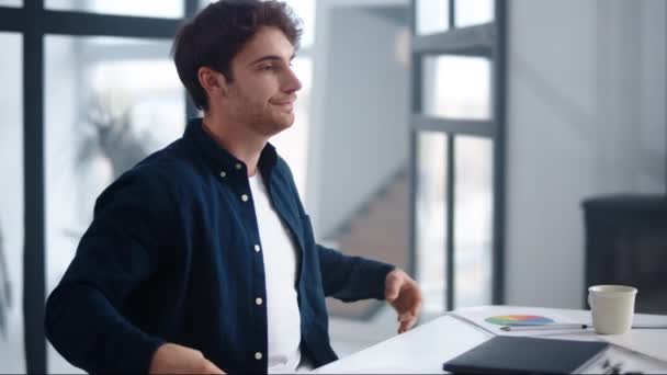 Щасливий бізнесмен закінчує роботу на ноутбуці в приміщенні. Людина медитує біля комп'ютера — стокове відео