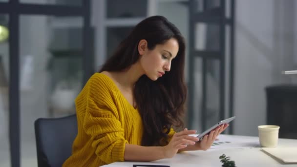 Empresaria analizando información en pad. Mujer tocando pantalla verde en la almohadilla — Vídeos de Stock